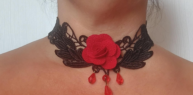 95- Collier Rose rouge