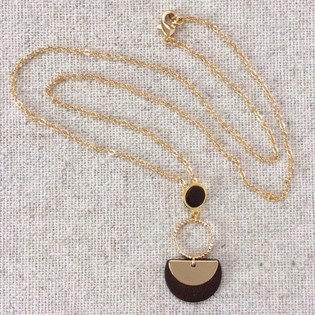 Collier « Roll » plaqué or, cuir couleur chocolat