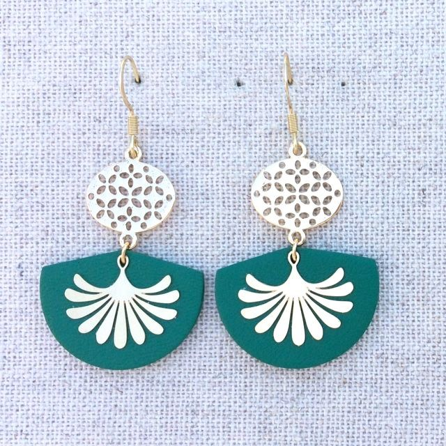 Boucles d’oreilles « Sardana » dorées, cuir vert émeraude