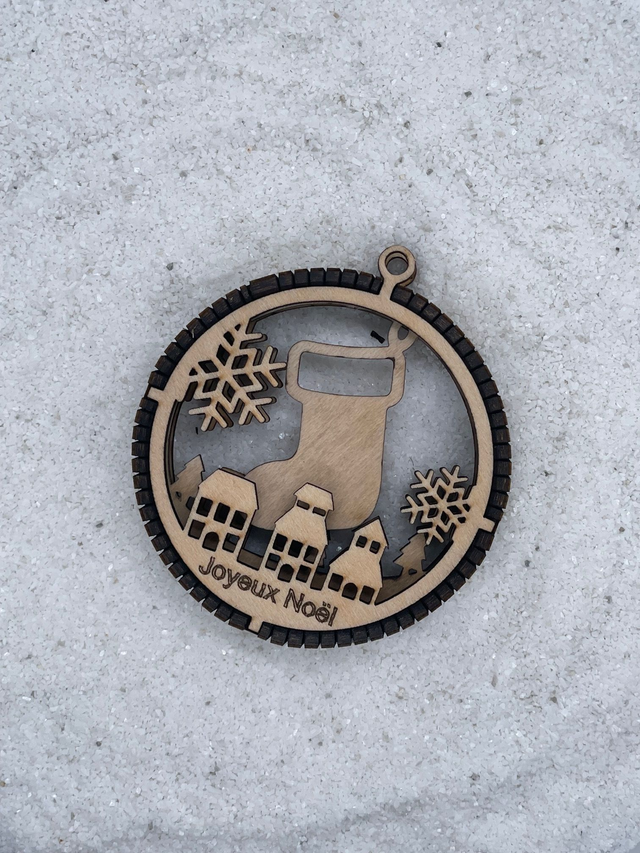 Boule de Noël en bois motif Chaussette et petit village.