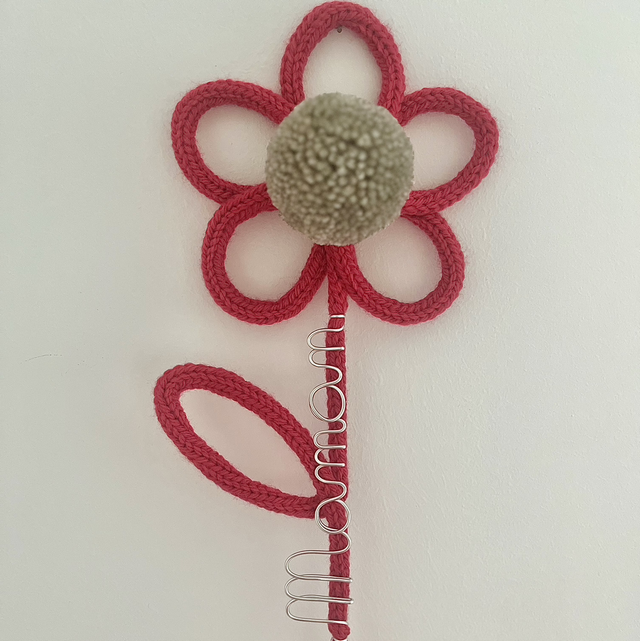Fleur anémone en tricotin avec pompon « maman » rose 