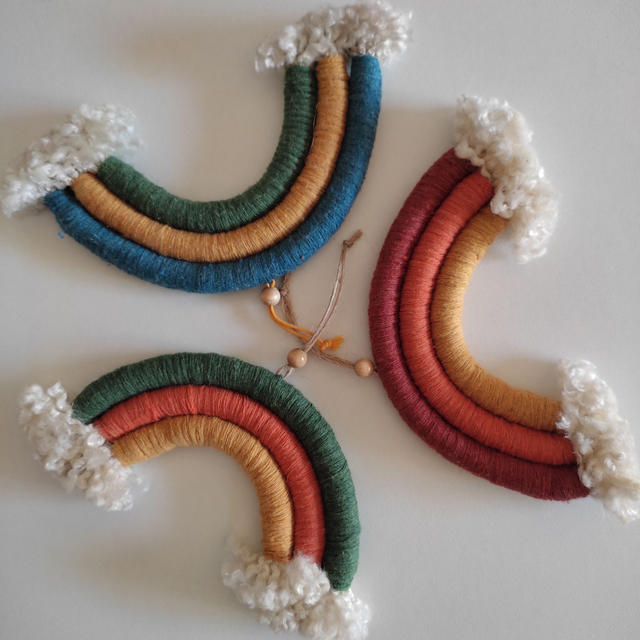 Arc-en-ciel en macramé