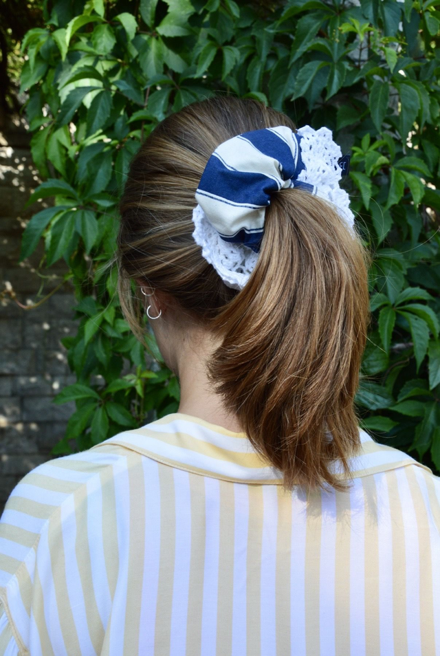 Cotton scrunchie with doily