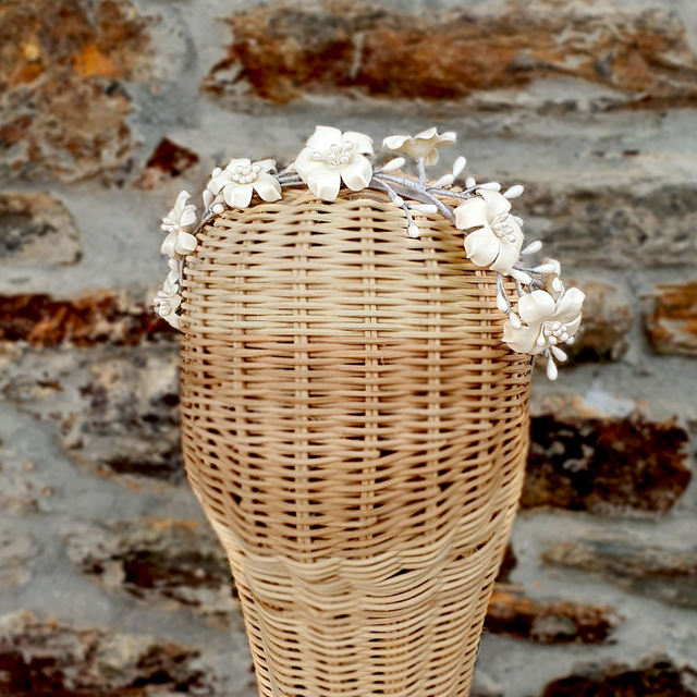 Tocado diadema de flores y pistilos blanco roto Nala