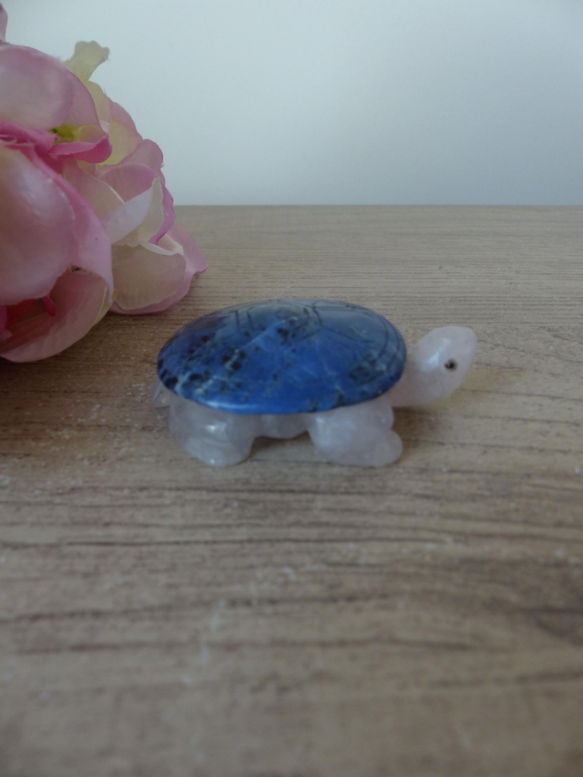 Sculpture Miniature Tortue en Pierre Blanche – Carapace Bleue – Figurine Énergétique & Décorative – Cadeau Collection Vintage