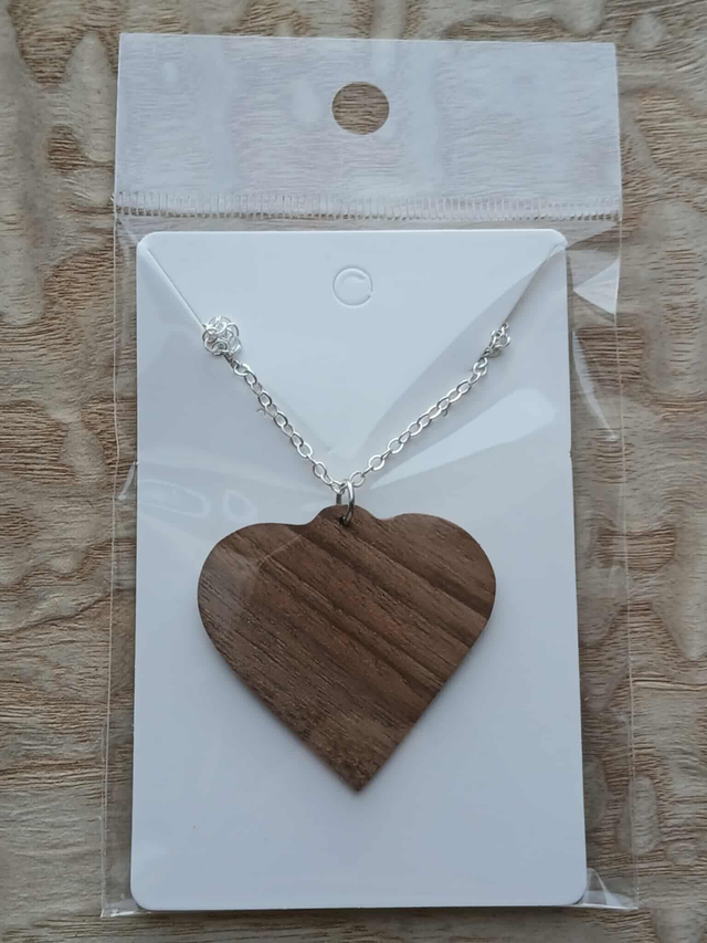 Pendentif cœur en noyer – bijou artisanal en bois