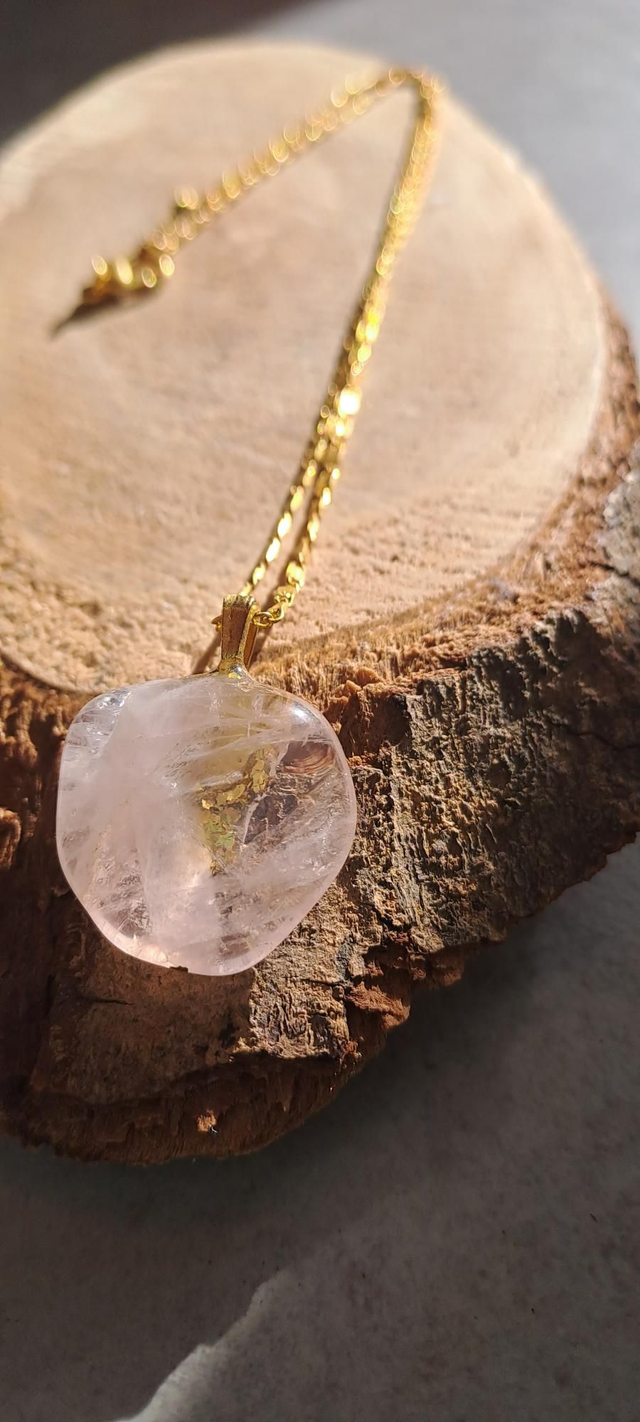 Pendentif en Quartz Rose avec feuilles d&#039;or. Création Unique