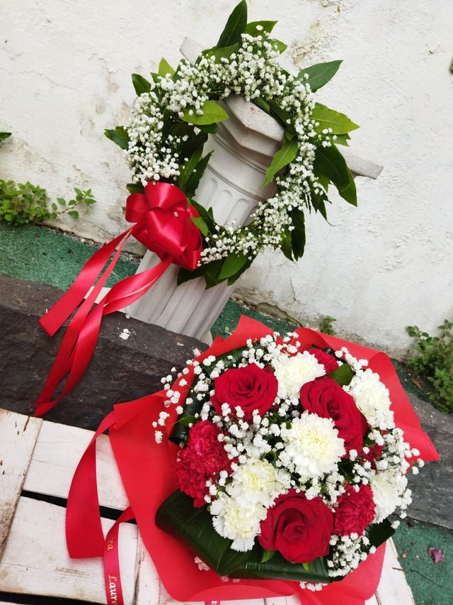 Corona d&#039;alloro con bouquet laurea
