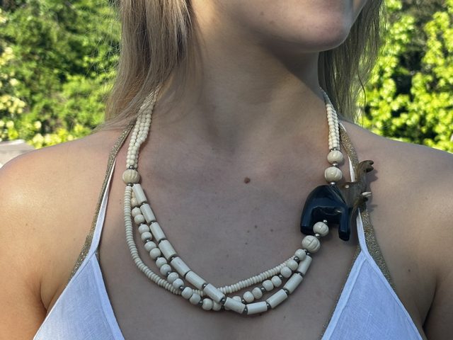 Collar huesos y elefante