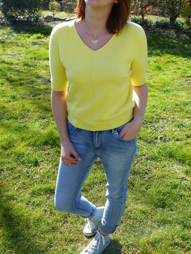 pull petites manches col V jaune
