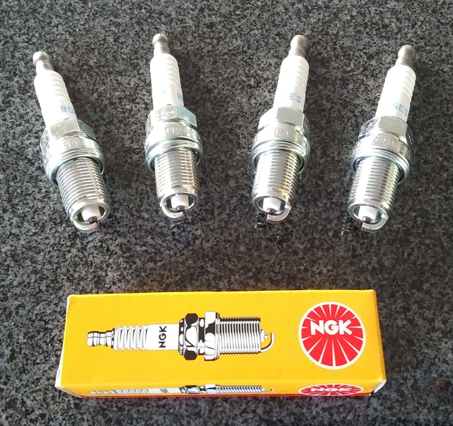 1 Satz NGK - Zündkerzen 4 Stück BCPR6ES