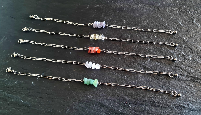 Bracelet "Majesty" en acier inoxydable argenté + chips de pierres semi-précieuses 