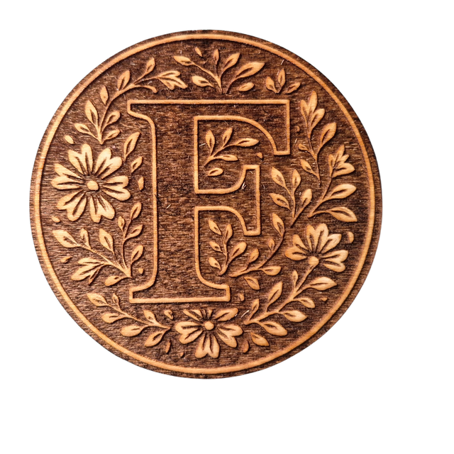 Sous-verre lettre “F” en bois – Gravure florale artisanale (Déstockage)