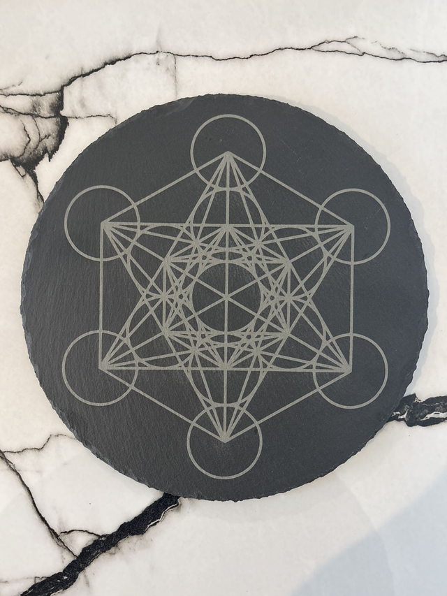 Cube de Métatron gravé sur un dessous de plat ou plateau apéritif en ardoise de 25 cm de diamètre