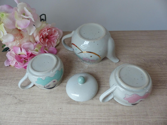 Ensemble Petit-Déjeuner Vintage – Théière et Tasses Empilables Pierrot et Colombine en Grès – Cadeau Romantique pour Couple Nous Deux