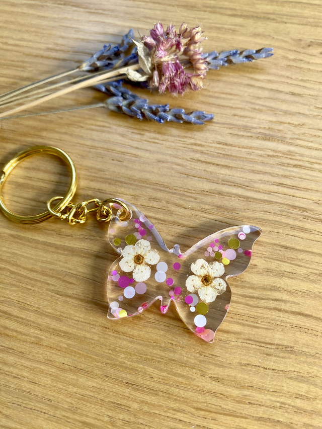 Porte clé papillon - spirée et confettis roses