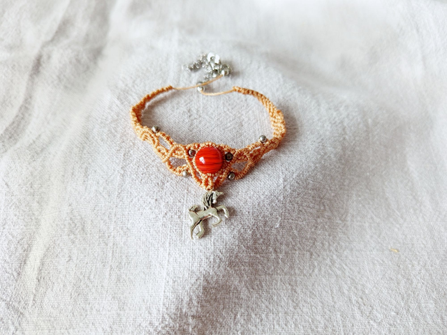 Collier en macramé avec une breloque cheval