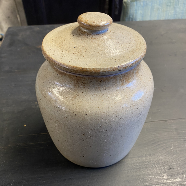 Pot en grès avec couvercle