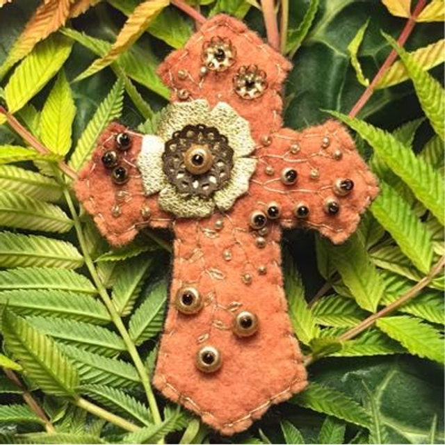 Broche Croix Rouille /Cuir Doré 