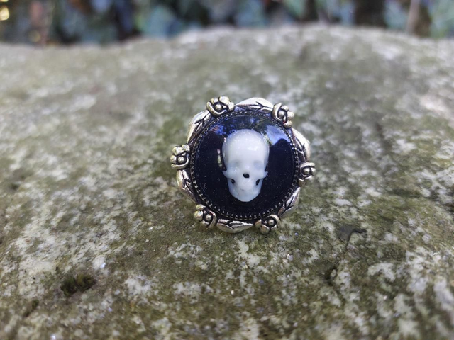 Bague ronde fleur crâne