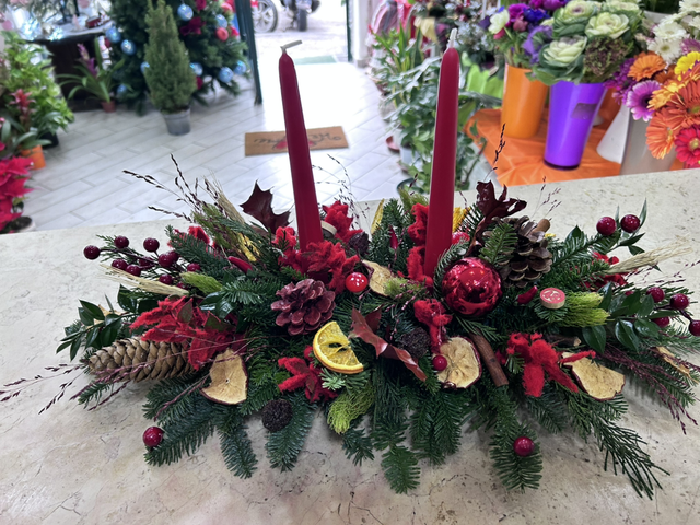 Centro tavola natalizio con pino fresco 