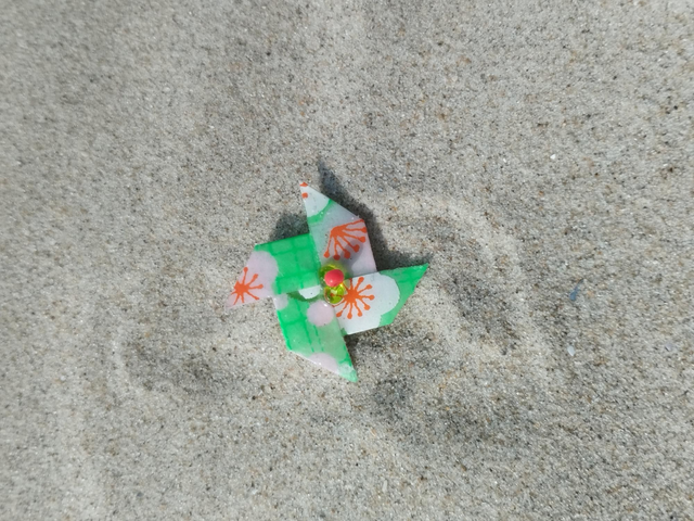 Broche Moulin à Vent Origami Vert, Blanc et Corail avec Perles Verte et Orange 