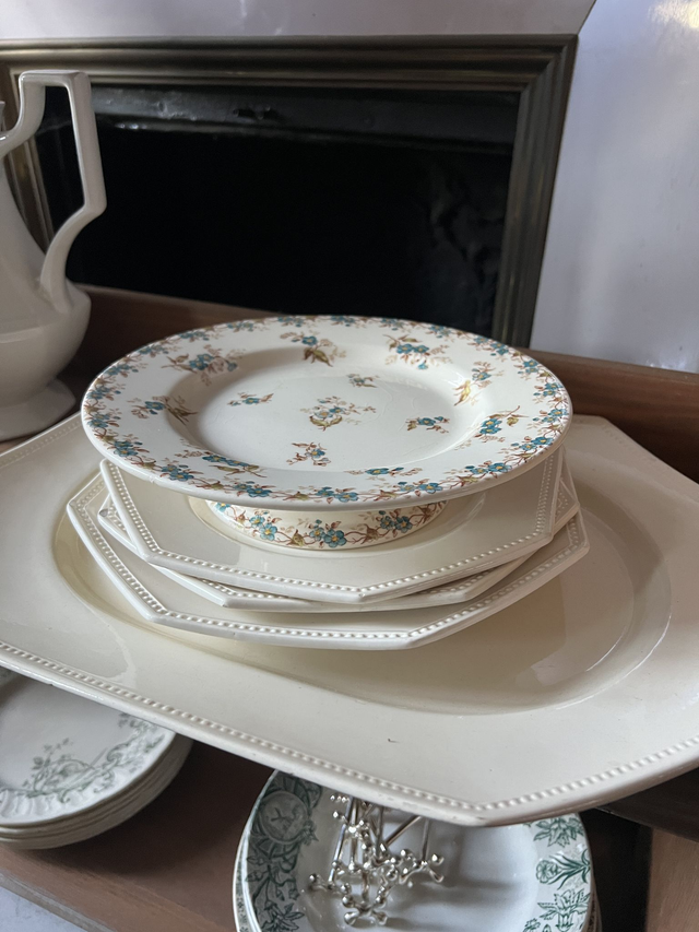 Avril - l'assiette montée Gien polychrome en terre de fer