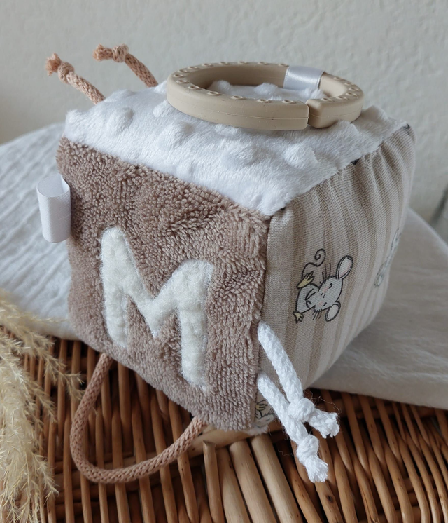 Cube d'éveil sensoriel