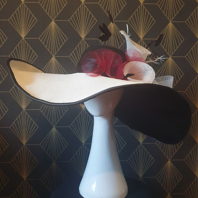 Grande capeline en paille noire et blanche