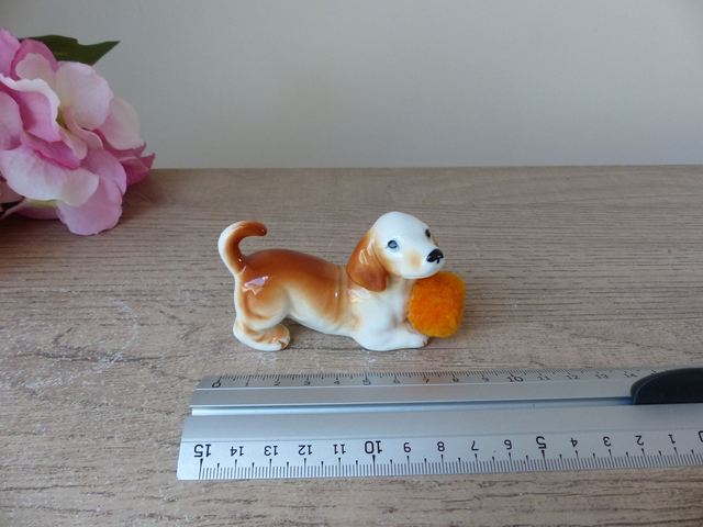 Figurine miniature de chien teckel en céramique avec pompon orange, chien espiègle joueur avec balle, chiot avec boule orange pom pom