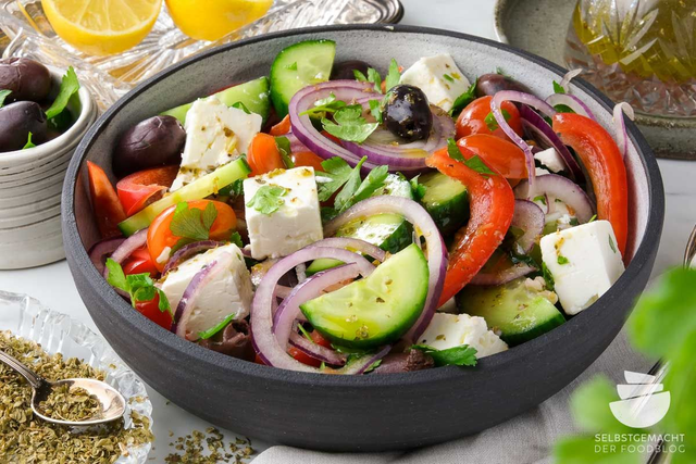 griechischer salat und Brötchen