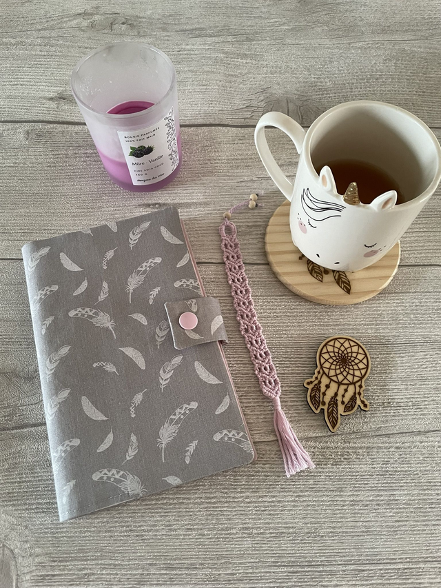 🌙Coffret Lecture "Secret de Lune" – Couvre-livre & Accessoires – Motif Plumes blanches & Attrape-rêves
