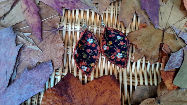 Boucles d&#039;oreilles feuilles noires/orange