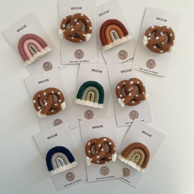 Broche bretzel / broche arc-en-ciel en macramé 
