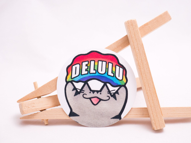 Naklejka DELULU wlepa z burym kotem i wesołym przesłaniem