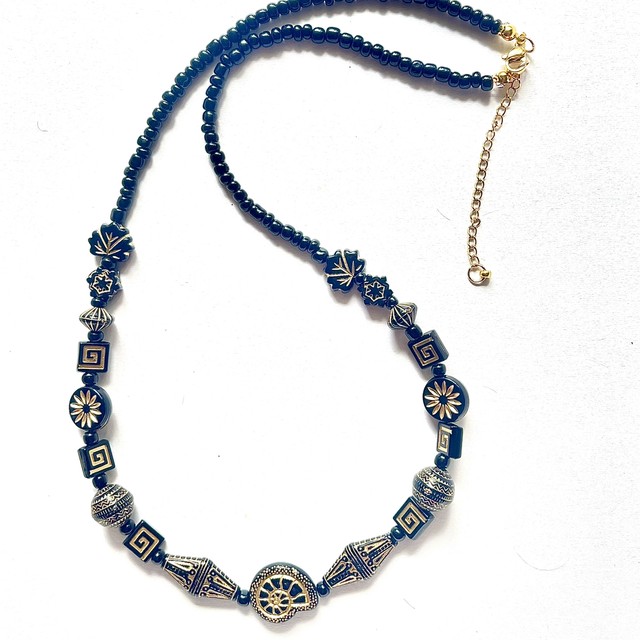 C08 - Collier perle acrylique ton noir et doré