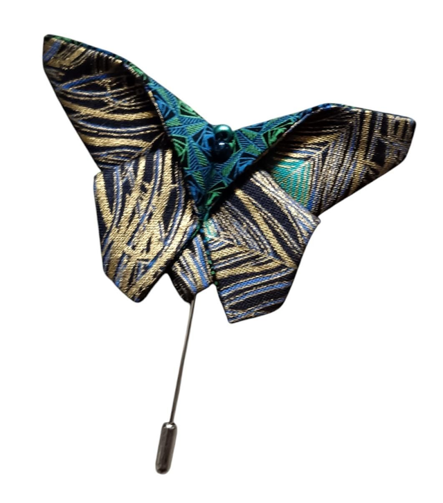Broche papillon/ Fibule origami tissu Créateur plumes de paon. 