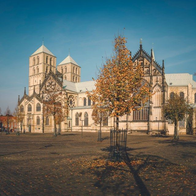 Dom im Herbst