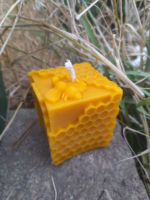 Svíčka ze včelího vosku - hranatá včela