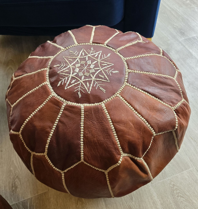 Pouf "Mehdi" marron grand model en cuir marocain-broderie sabra blanche