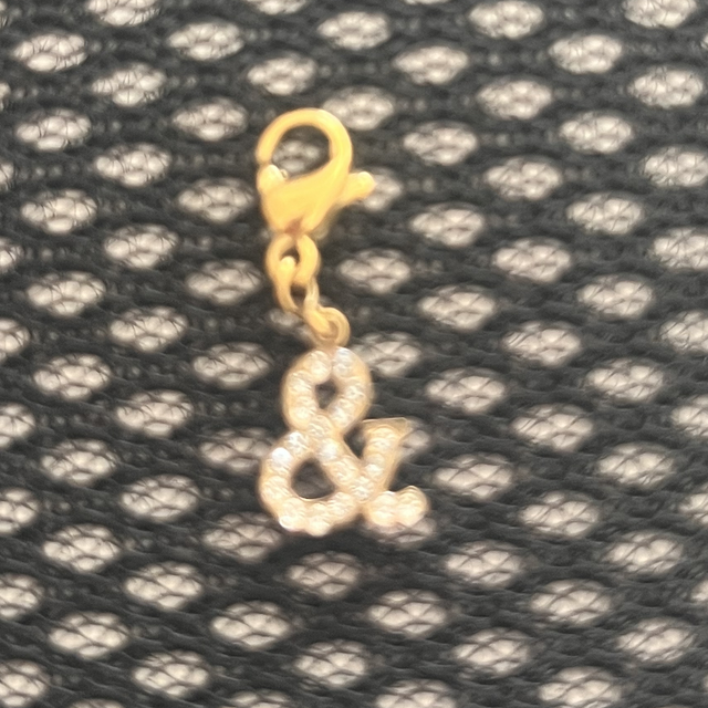 & - Charm symbole 