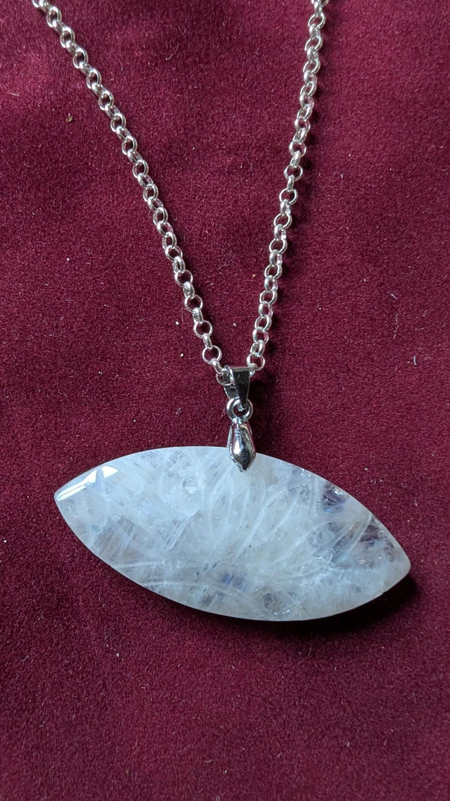 Pendentif en Pierre de Lune gravé fleur de Lotus 