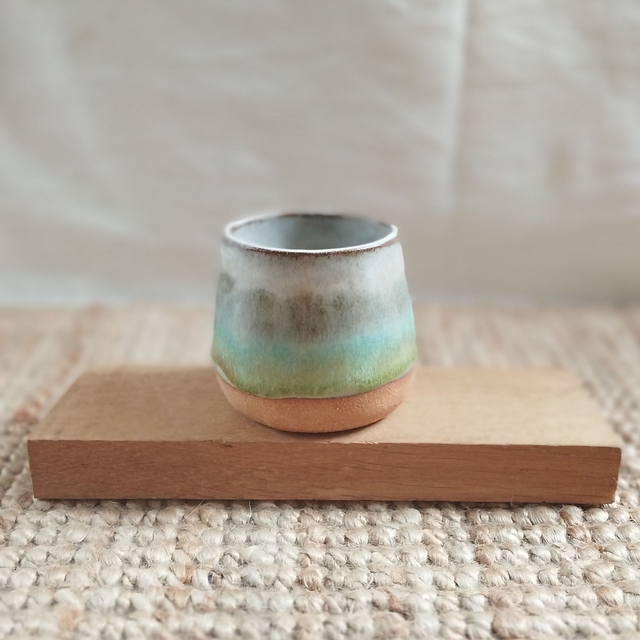 Tasses ronde sans anse, argile rouge, émail blanc, turquoise, vert