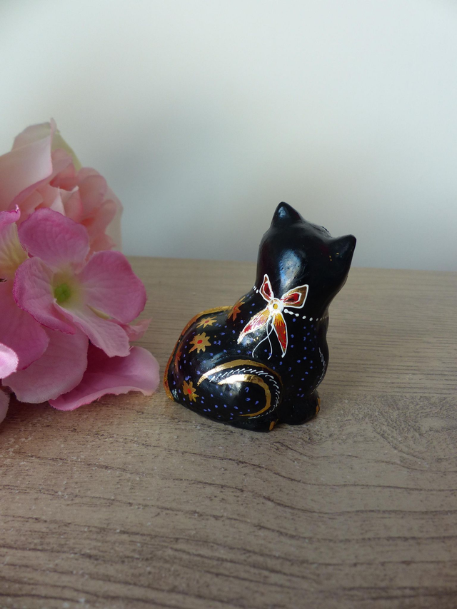 Figurine petit chat d'amour en bois peint à la main, bibelot chaton noir avec un museau en forme de coeur rose, cadeau décoration collection