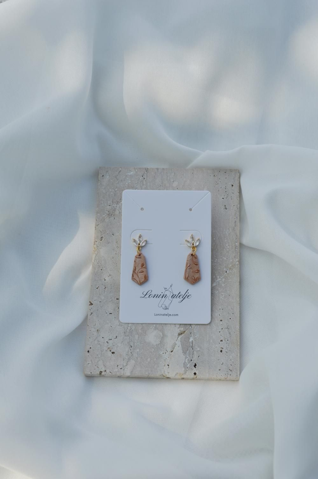 Rosewood Dreams Kolekcija - Viseči bronasti uhani s potiskom in osnovo iz cirkonije