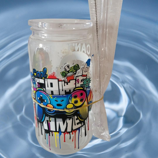 Gourde avec paille en plastique game