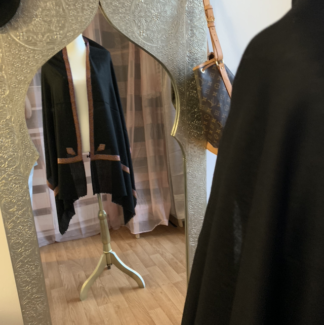 Châle en cachemire brodé noir 