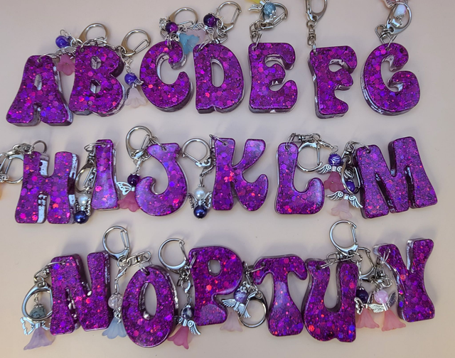 Anhänger Violett durchsetzt mit holografischen Hexagon Glitter.