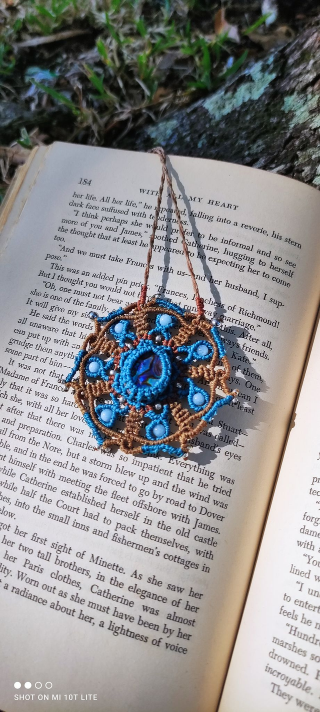 Collier mandala bleu et marron avec coquille d'ormeau et aigue marine