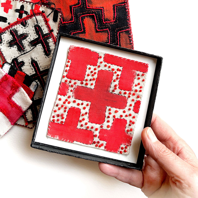 Petit tableau à motifs croix rouges, peint et brodé de perles 